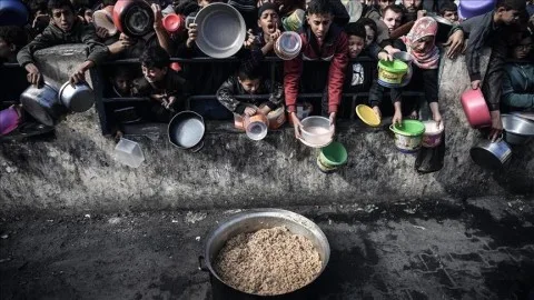حكومة غزة: إسرائيل تستخدم التضليل لتجنب مسؤوليتها عن تجويع الفلسطينيين حكومة غزة: إسرائيل تستخدم التضليل لتجنب مسؤوليتها عن تجويع الفلسطينيين