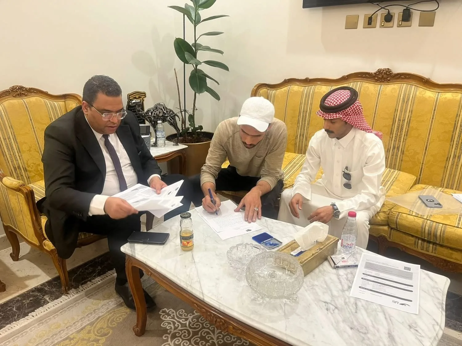 حل أزمة العمال المصريين مع صاحب العمل السعودي حل أزمة العمال المصريين مع صاحب العمل السعودي