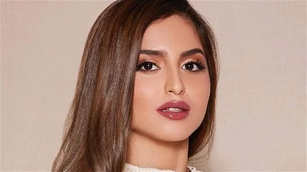 حلا الترك تحتفل بتخرجها من الجامعة، ووالدها محمد الترك يهنئها. حلا الترك تحتفل بتخرجها من الجامعة، ووالدها محمد الترك يهنئها.