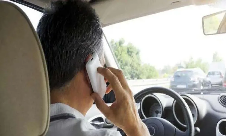حملات المرور تسجل 501 مخالفة لاستخدام الهاتف أثناء القيادة حملات المرور تسجل 501 مخالفة لاستخدام الهاتف أثناء القيادة