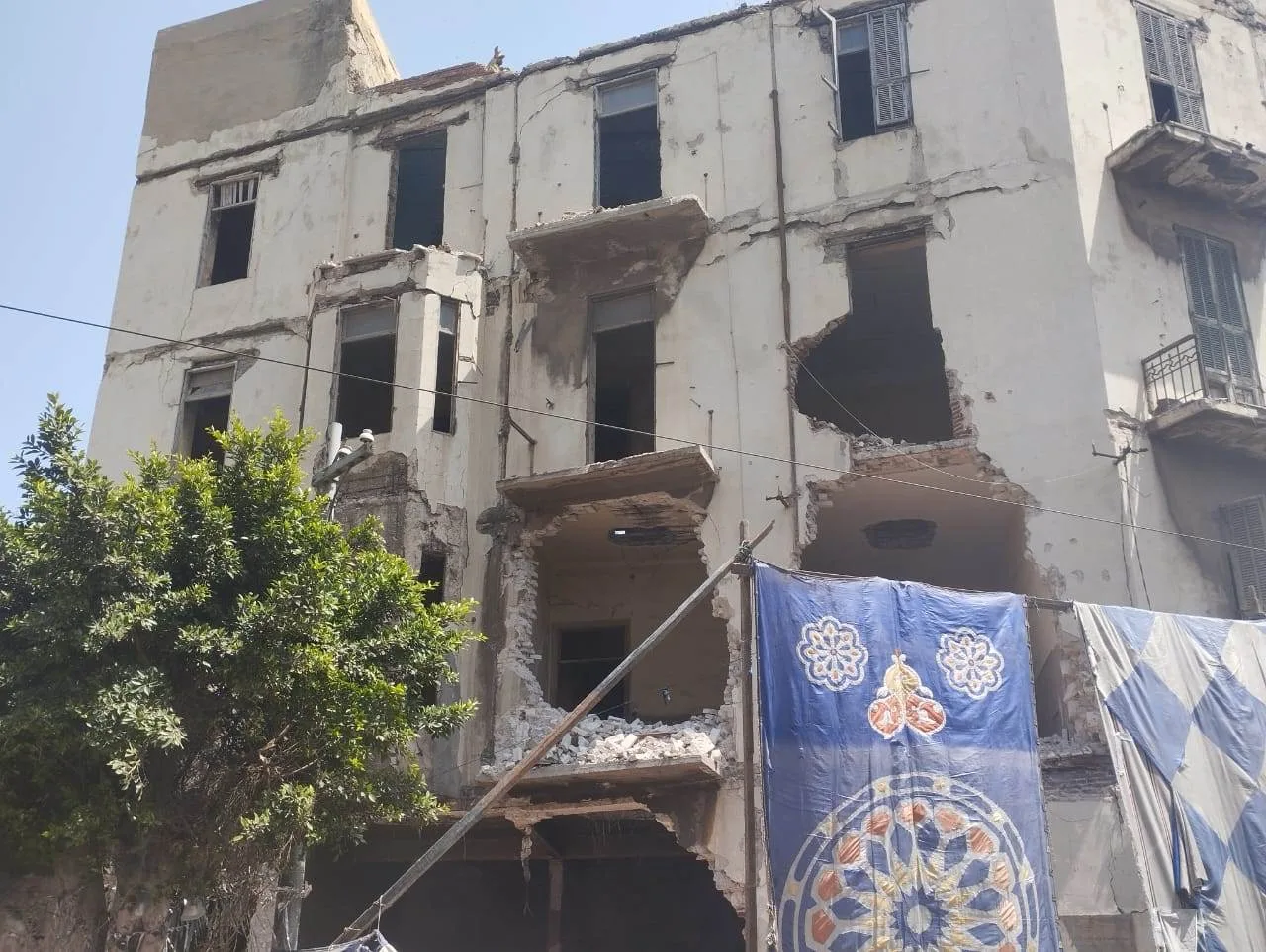حملات واسعة لإزالة المباني المهددة بالسقوط في منطقة الجمرك بالإسكندرية حملات واسعة لإزالة المباني المهددة بالسقوط في منطقة الجمرك بالإسكندرية