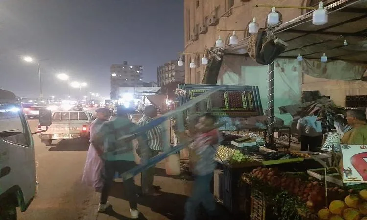 حملة ليلية موسعة لإزالة الإشغالات وطرد البائعين الجائلين من شوارع شبرا الخيمة حملة ليلية موسعة لإزالة الإشغالات وطرد البائعين الجائلين من شوارع شبرا الخيمة