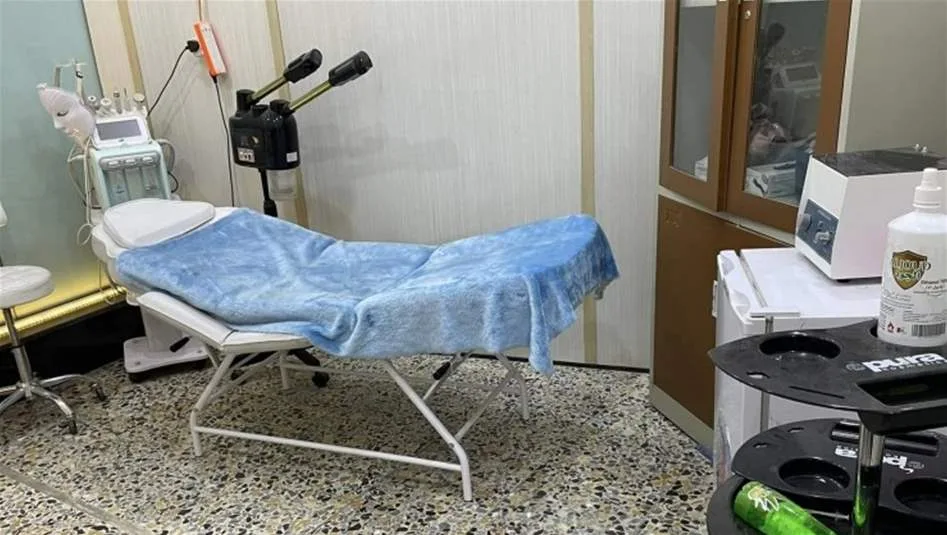 حملة موسعة ضد صالونات التجميل وتحذيرات بشأن استخدام أجهزة الليزر