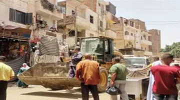 حملة واسعة لإزالة 230 حالة تعدي في السوق التجاري وشارع 23 يوليو بمدينة إدكو