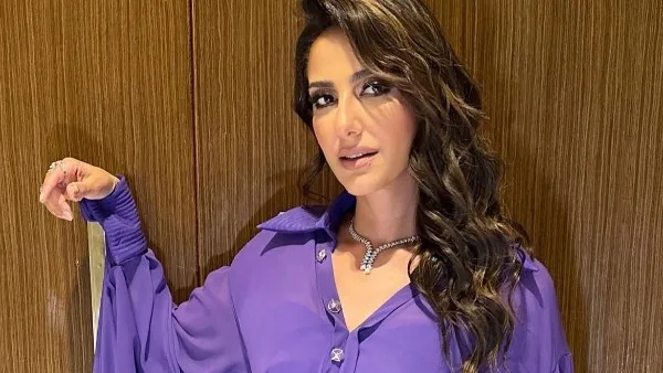 حنان مطاوع تتألق في أحدث ظهور بفستان موف أنيق على إنستجرام