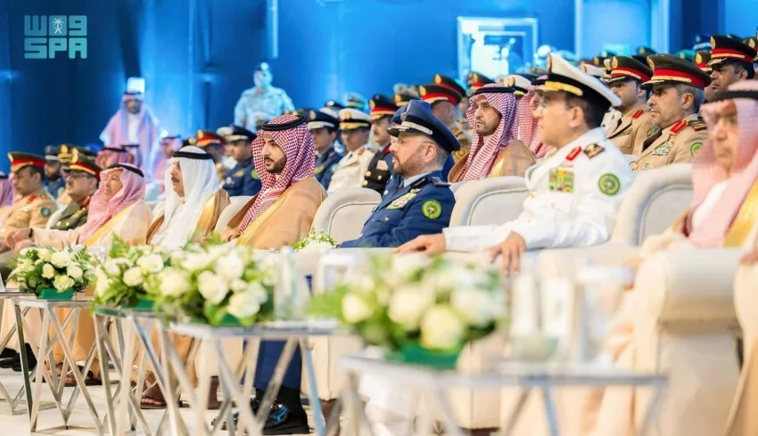 خالد بن سلمان يشهد مراسم تخرج طلاب جامعة الدفاع الوطني بوزارة الدفاع