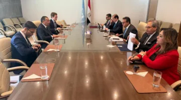 خالد عبدالغفار ورئيس شركة GKSD يناقشان أحدث developments في مجالات الرعاية الصحية.