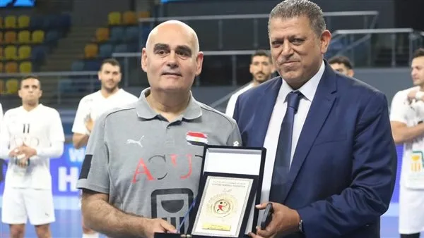 خالد فتحي يكرم باستور ويهديه درع اتحاد كرة اليد