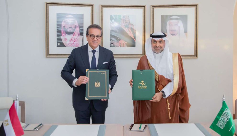 وزير الصحة يوقع مذكرة تفاهم مع نظريه السعودي للتعاون في عدد من المجالات الصحية الهامة لمواطني البلدين