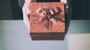 خبيرة تشرح كيفية اختيار الهدية الملائمة حسب نوع العلاقة