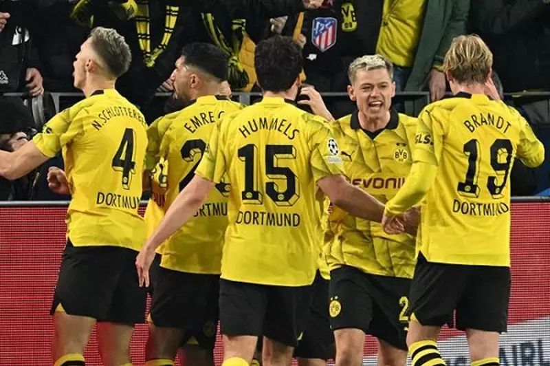 ختام الدوري الألماني: دورتموند يتأهل لدوري الأبطال وبايرن يخرج بعد خسارته بأربعة أهداف. ختام الدوري الألماني: دورتموند يتأهل لدوري الأبطال وبايرن يخرج بعد خسارته بأربعة أهداف.