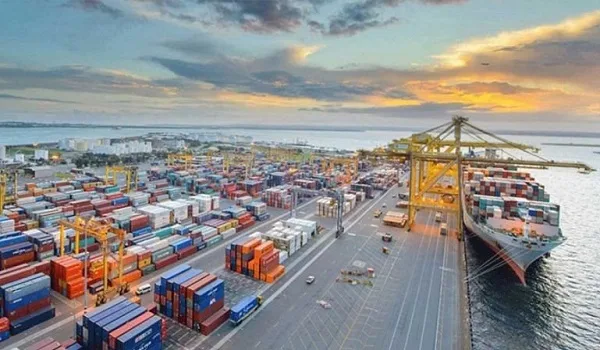 خدمة شحن مبتكرة تعزز الربط بين ميناء الملك عبدالعزيز وتسعة موانئ إقليمية ودولية. خدمة شحن مبتكرة تعزز الربط بين ميناء الملك عبدالعزيز وتسعة موانئ إقليمية ودولية.