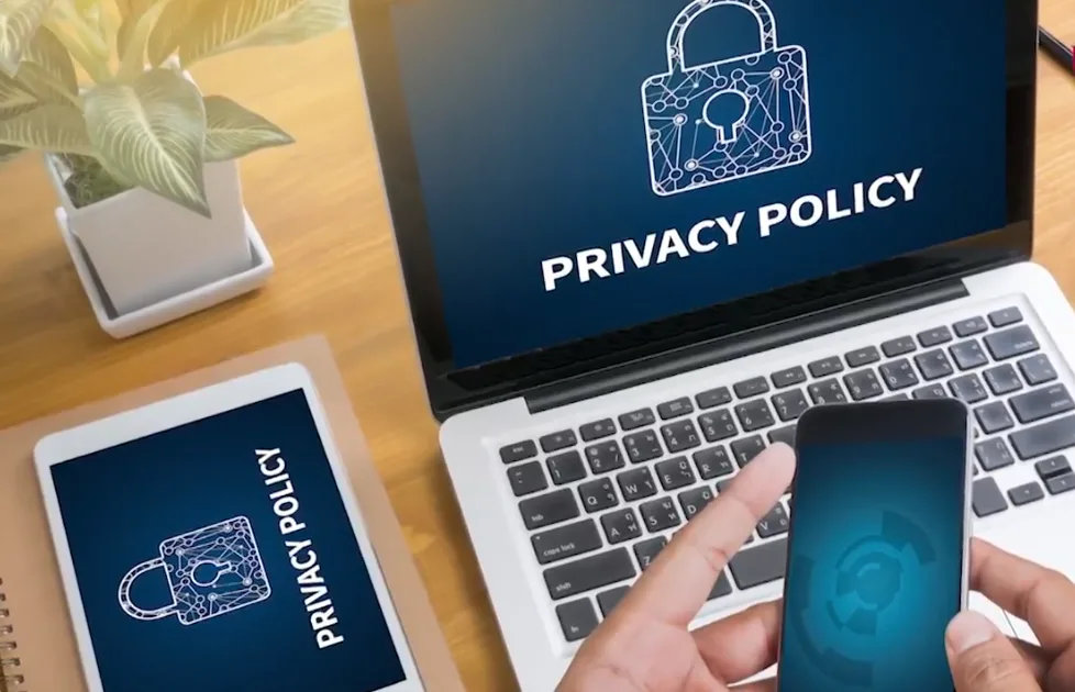 خطأ شائع يرتكبه الكثيرون.. خبيرة في التكنولوجيا تشرح كيفية تأمين بياناتك الرقمية أثناء السفر