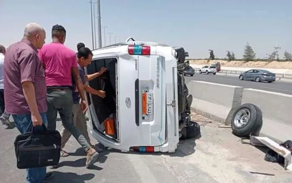 إصابة 7 أشخاص إثر انقلاب ميكروباص بأكتوبر