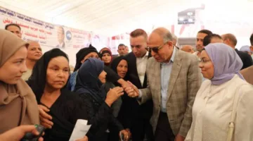 خلال زيارته الميدانية، محافظ المنيا يستمع لمطالب سكان جزيرة شارونة ويقرر تقديم مساعدات عاجلة لحالات إنسانية.