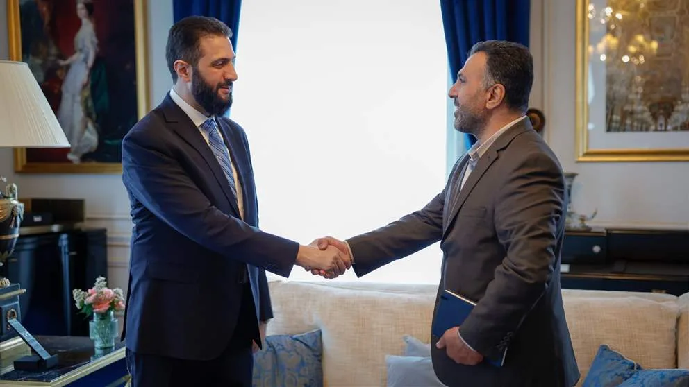 خلال زيارته فرنسا.. الشرع يلتقي بـ"فاضح" نظام بشار الأسد