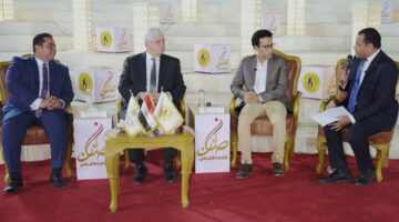 د. أيمن عاشور وزير التعليم العالي يُكرم سامح حسين لدوره فى نشر الوعي وتعزيز القيم الإيجابية