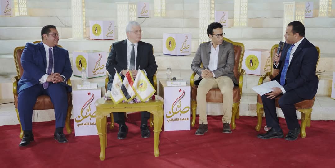 د. أيمن عاشور وزير التعليم العالي يُكرم سامح حسين لدوره فى نشر الوعي وتعزيز القيم الإيجابية
