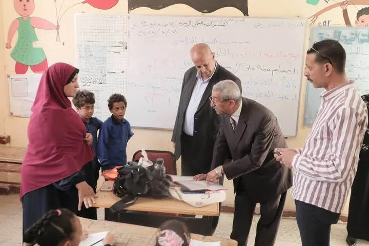 «د. سامي فضل يقوم بإجراء تقييمات ومراقبة امتحانات في العديد من مدارس الخارجة»
