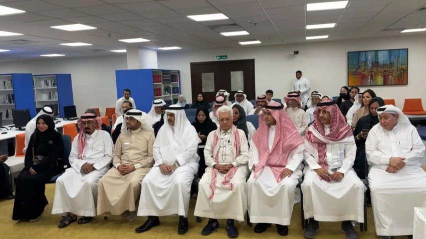 د. عبدالله دحلان يطلق كتاب “الفن التشكيلي السعودي في ذكرى التسعين” للمؤلف أحمد فلمبان. د. عبدالله دحلان يطلق كتاب “الفن التشكيلي السعودي في ذكرى التسعين” للمؤلف أحمد فلمبان.