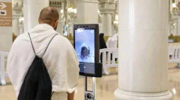 داخل المسجد الحرام: “الروبوتات” ترحب بالحجاج عند مداخل الكعبة