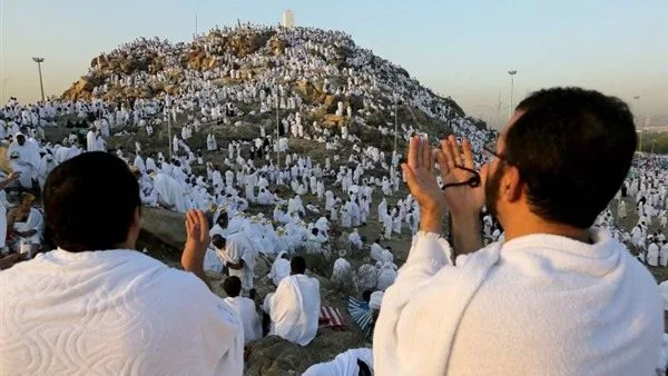 دار الإفتاء: لا يجوز استعمال الدبوس المشبك والمكبس في ملابس الإحرام للرجال في الحج والعمرة