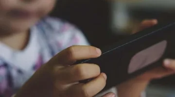 دراسة مثيرة تكشف تأثير الهواتف الذكية على عقول الأطفال