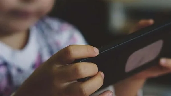 دراسة مثيرة تكشف تأثير الهواتف الذكية على عقول الأطفال دراسة مثيرة تكشف تأثير الهواتف الذكية على عقول الأطفال