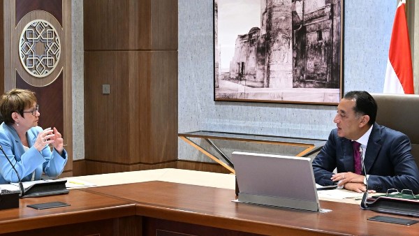 دعم الاقتصاد المصري.. مدبولي يلتقي رئيس البنك الأوروبي لإعادة الإعمار والتنمية