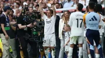 دموع الوداع في البرنابيو.. ريال مدريد يودع مودريتش بعد 13 عامًا من العطاء (فيديو)