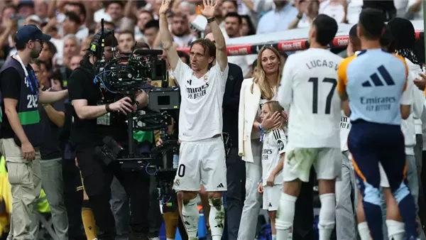 دموع الوداع في البرنابيو.. ريال مدريد يودع مودريتش بعد 13 عامًا من العطاء (فيديو) دموع الوداع في البرنابيو.. ريال مدريد يودع مودريتش بعد 13 عامًا من العطاء (فيديو)
