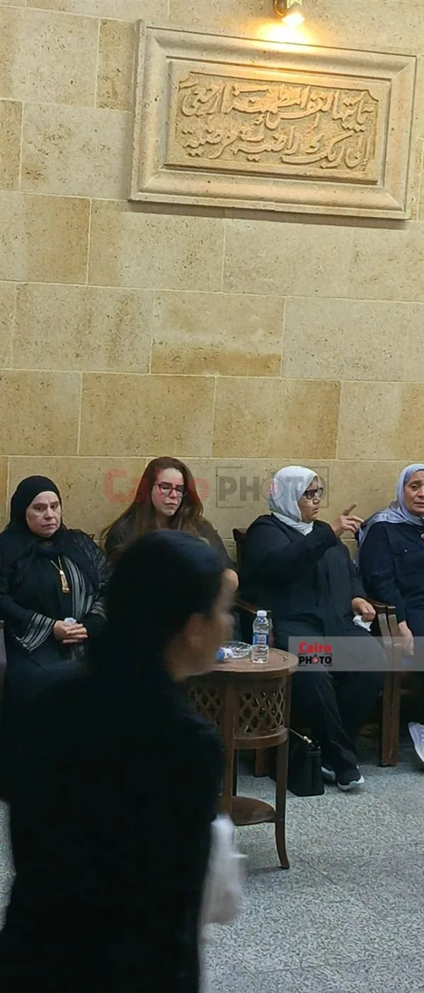 دنيا عبد العزيز أول الحضور في عزاء حماة المنتج محمد السبكي بمسجد الحامدية الشاذلية