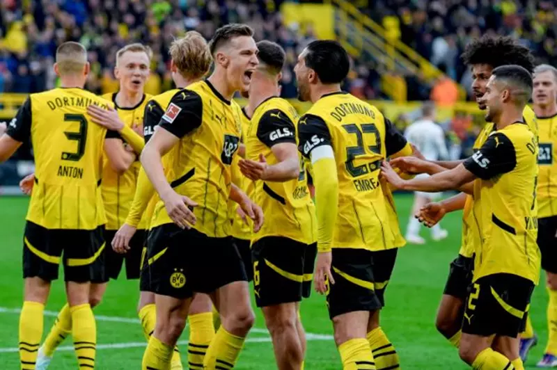 دورتموند يؤجل تمديد عقود نجومه الأربعة