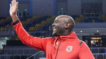 ديفيد ديفيز يبرم اتفاقيات التدريب مع فريق كرة اليد في الأهلي