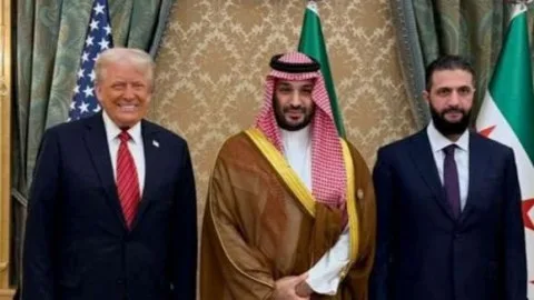 ذوبان الثلوج وظهور المروج: مصادر خليجية رفيعة لصحيفة عبرية تؤكد إجراء لقاءات رسمية بين سوريا وإسرائيل.. طرد قادة فلسطينيين من دمشق كجزء من تعهدات الجولاني لترامب.. رجال أعمال إسرائيليون يستكشفون فرص تسويق منتجاتهم في سوريا. ذوبان الثلوج وظهور المروج: مصادر خليجية رفيعة لصحيفة عبرية تؤكد إجراء لقاءات رسمية بين سوريا وإسرائيل.. طرد قادة فلسطينيين من دمشق كجزء من تعهدات الجولاني لترامب.. رجال أعمال إسرائيليون يستكشفون فرص تسويق منتجاتهم في سوريا.