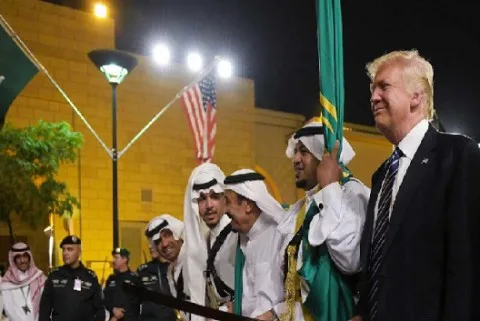 رؤساء أميركيون زاروا السعودية: رقص بالسيف وبلورة مضيئة وسلام بقبضة اليد