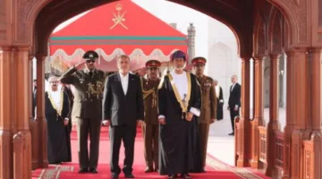 رئيس إيران يتوجه إلى عمان كوسيط بين طهران وواشنطن لتعزيز العلاقات مع الدول المجاورة وبحث سبل تعزيز السلام والاستقرار في المنطقة ومواجهة الجرائم في غزة.