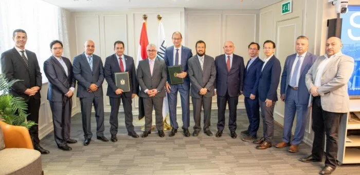 رئيس اقتصادية قناة السويس يشهد توقيع مشروع لإنتاج مواد التعبئة والتغليف