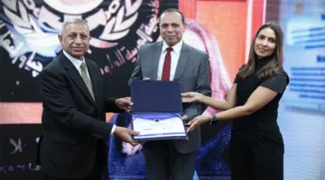 رئيس الأكاديمية العربية للعلوم والتكنولوجيا والنقل البحري يعزز التعليم الرقمي بتكريم أكثر المتفاعلين مع الكتب الإلكترونية على منصة كورتكست.