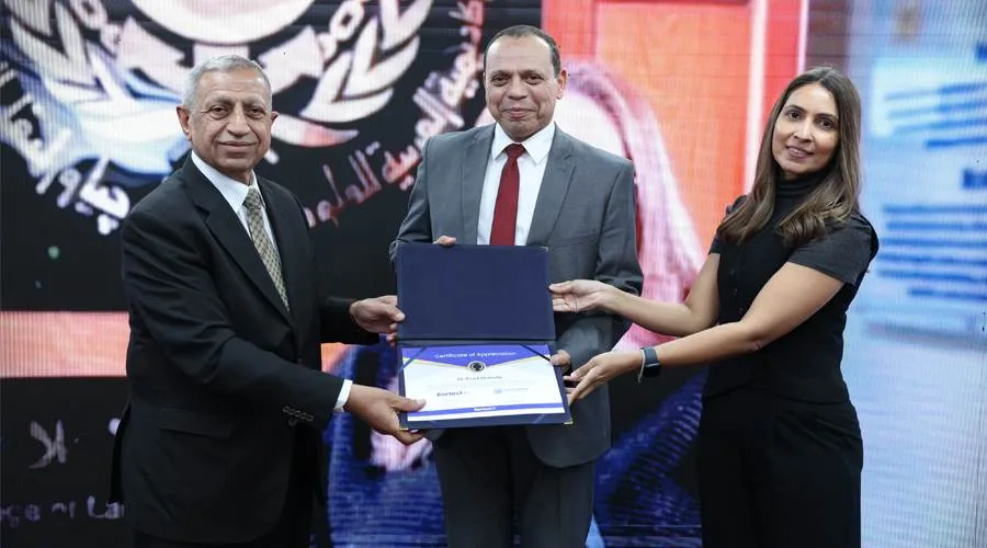 رئيس الأكاديمية العربية للعلوم والتكنولوجيا والنقل البحري يعزز التعليم الرقمي بتكريم أكثر المتفاعلين مع الكتب الإلكترونية على منصة كورتكست. رئيس الأكاديمية العربية للعلوم والتكنولوجيا والنقل البحري يعزز التعليم الرقمي بتكريم أكثر المتفاعلين مع الكتب الإلكترونية على منصة كورتكست.