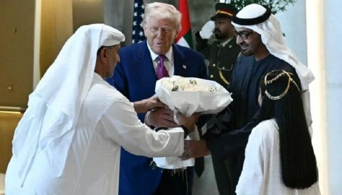 رئيس الإمارات يستقبل ترامب في قصر الوطن بأبوظبي رئيس الإمارات يستقبل ترامب في قصر الوطن بأبوظبي