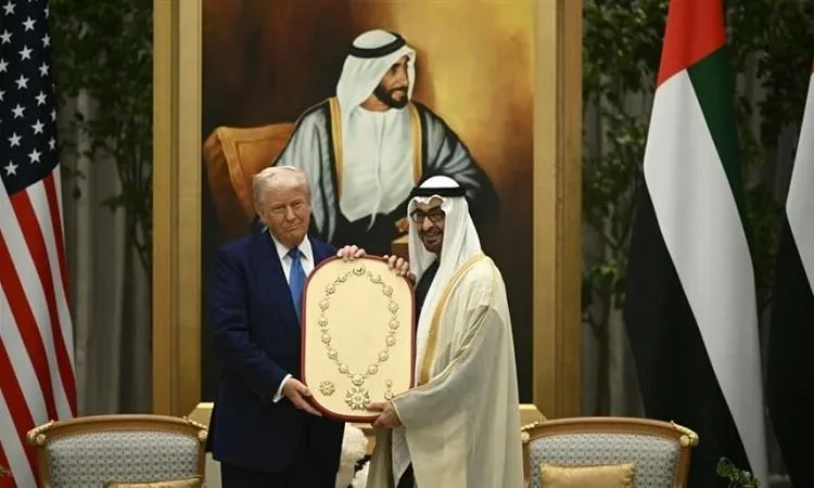 رئيس الإمارات يكرم ترامب بـ”وسام زايد” تكريماً لمساهماته في تعزيز العلاقات بين الدولتين. رئيس الإمارات يكرم ترامب بـ”وسام زايد” تكريماً لمساهماته في تعزيز العلاقات بين الدولتين.