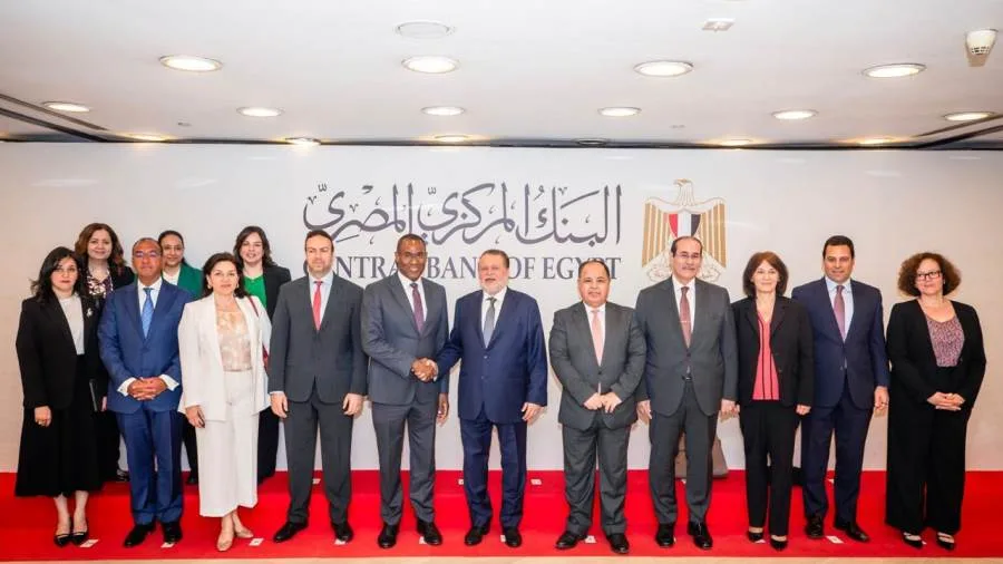 رئيس البنك المركزي المصري يرحب بـ نائب المدير العام لصندوق النقد الدولي والوفد المرافق له رئيس البنك المركزي المصري يرحب بـ نائب المدير العام لصندوق النقد الدولي والوفد المرافق له