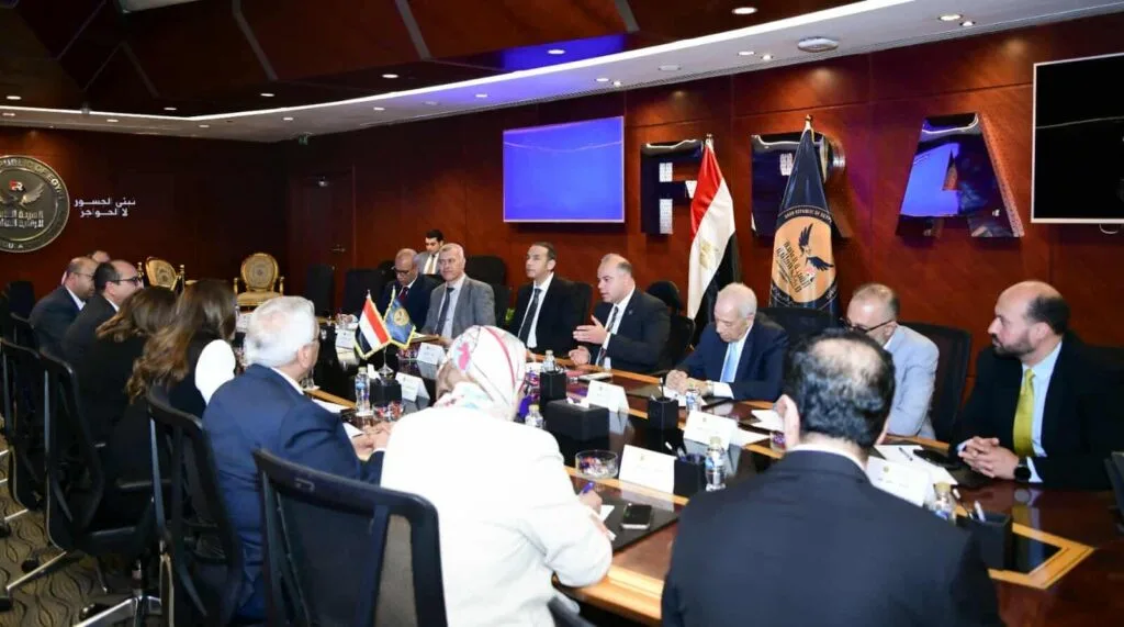 رئيس الرقابة المالية يجتمع مع وزيرة التنمية المحلية لبحث آليات التعاون
