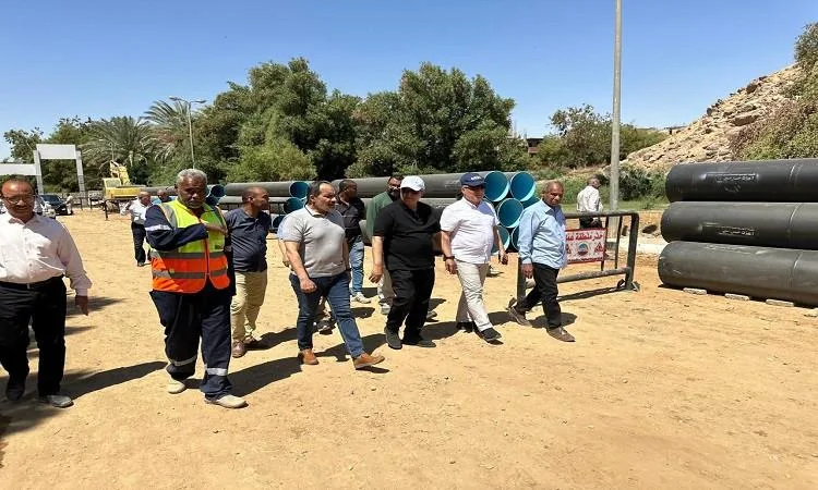 رئيس القابضة يتفقد أعمال تجديد خط مياه الشرب لرافع الصداقة الجديد بأسوان
