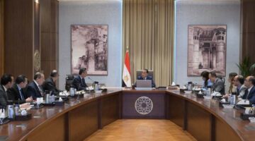 رئيس الوزراء: تنسيق مستمر مع البنك المركزي لتوفير المكون الدولاري لشراء السلع الاستراتيجية