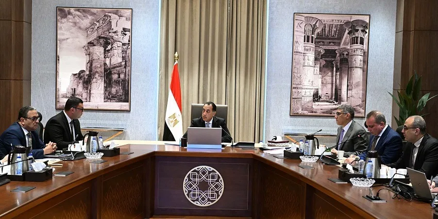 رئيس الوزراء: خطة متكاملة لتعزيز وتطوير المناطق العشوائية وتحسين كفاءتها رئيس الوزراء: خطة متكاملة لتعزيز وتطوير المناطق العشوائية وتحسين كفاءتها