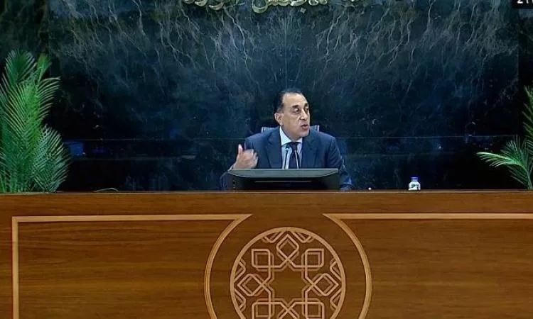 رئيس الوزراء: طلبت التحقيق بشأن ما تردد عن وجود بنزين مغشوش بالمحطات