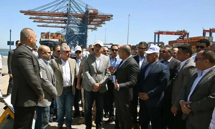 رئيس الوزراء يتفقد محطة دحرجة السيارات RORO