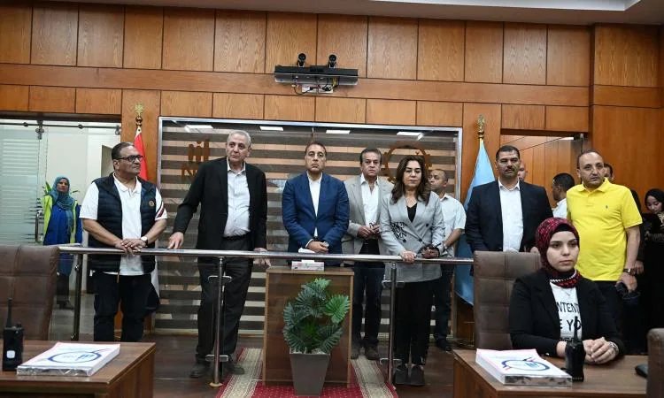 رئيس الوزراء يتفقد مركز سيطرة الشبكة الوطنية للطوارئ والسلامة العامة